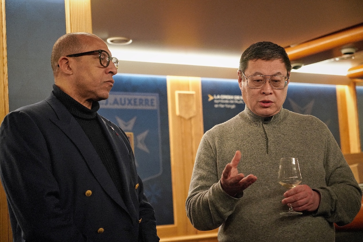 法國足協(xié)主席迪亞洛做客歐塞爾，并與董事會(huì)主席周云杰會(huì)晤