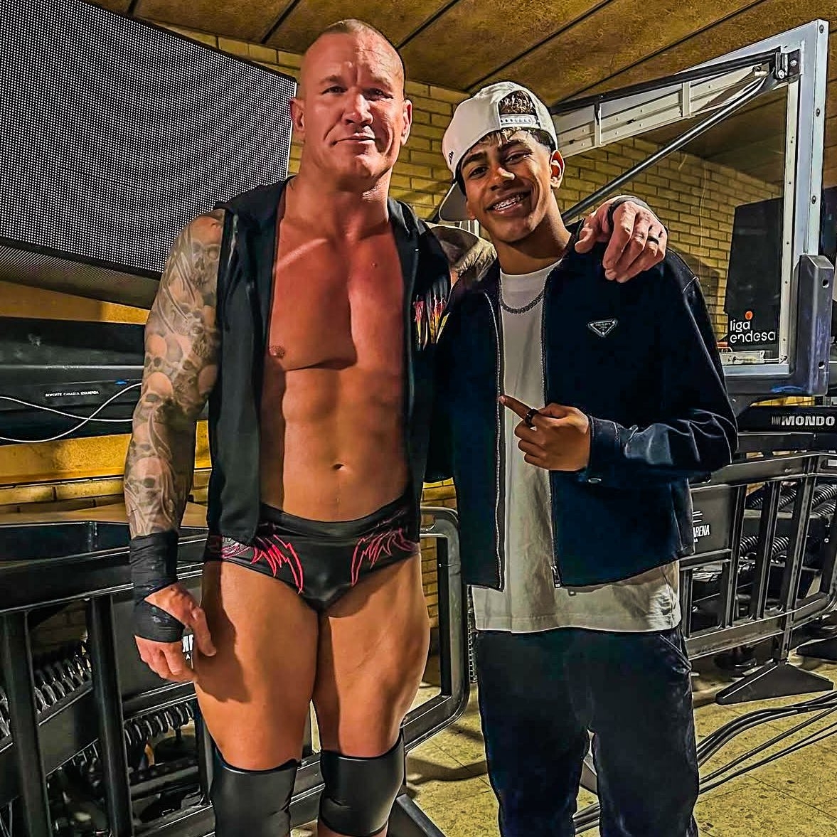 小心RKO！亞馬爾現(xiàn)場觀戰(zhàn)WWE，和奧爾頓、Triple H等合影
