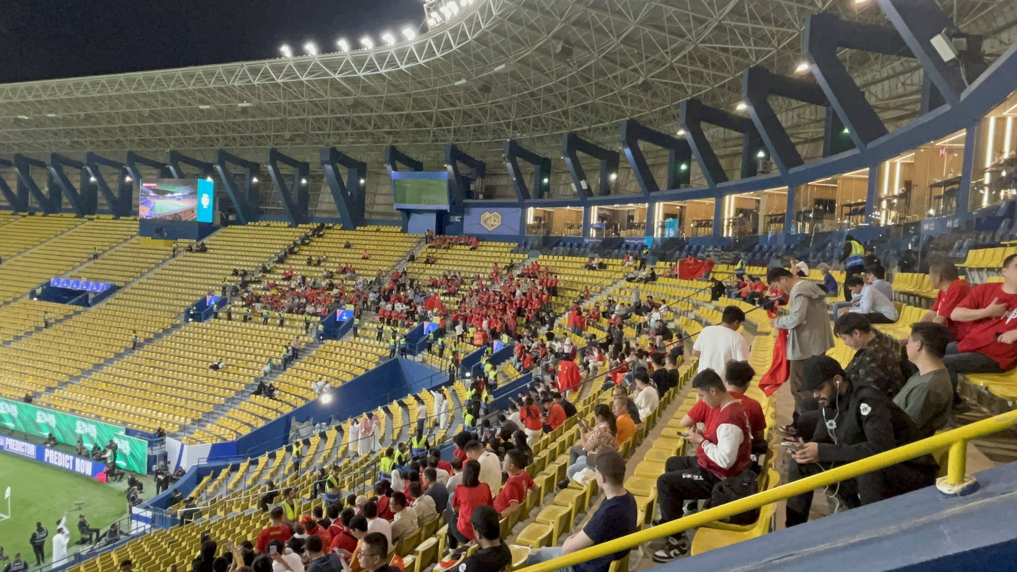 球票已售罄！中國球迷已經(jīng)入場，坐在球場上層沙特球迷區(qū)上方