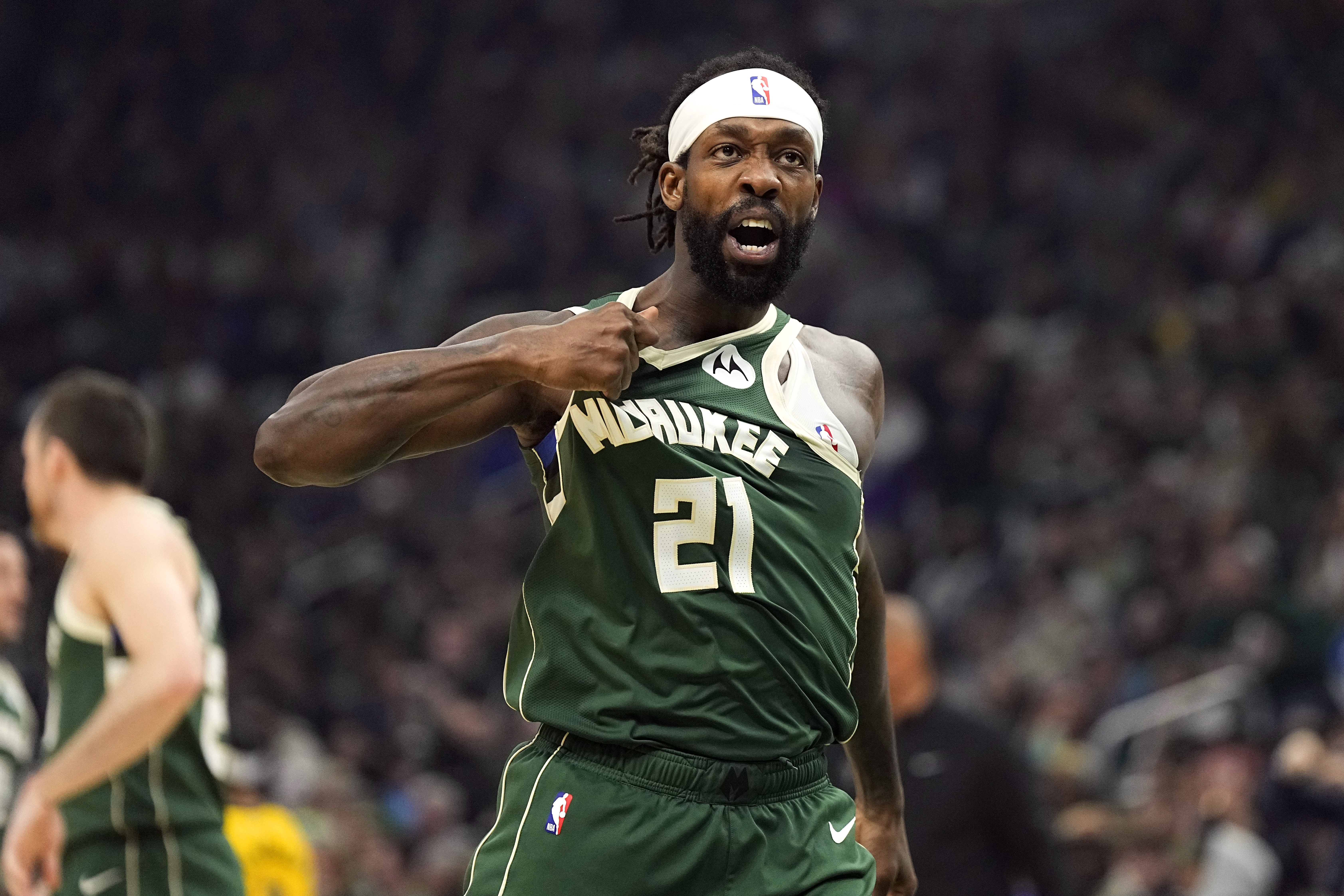 此前被NBA停薪禁賽4場！兩名步行者球迷起訴去年用球砸人的貝弗利